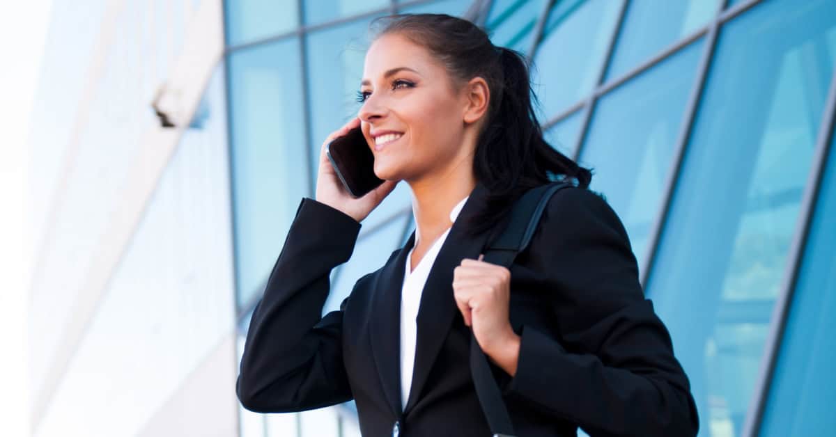 Geschäftspartner mit Smartphone