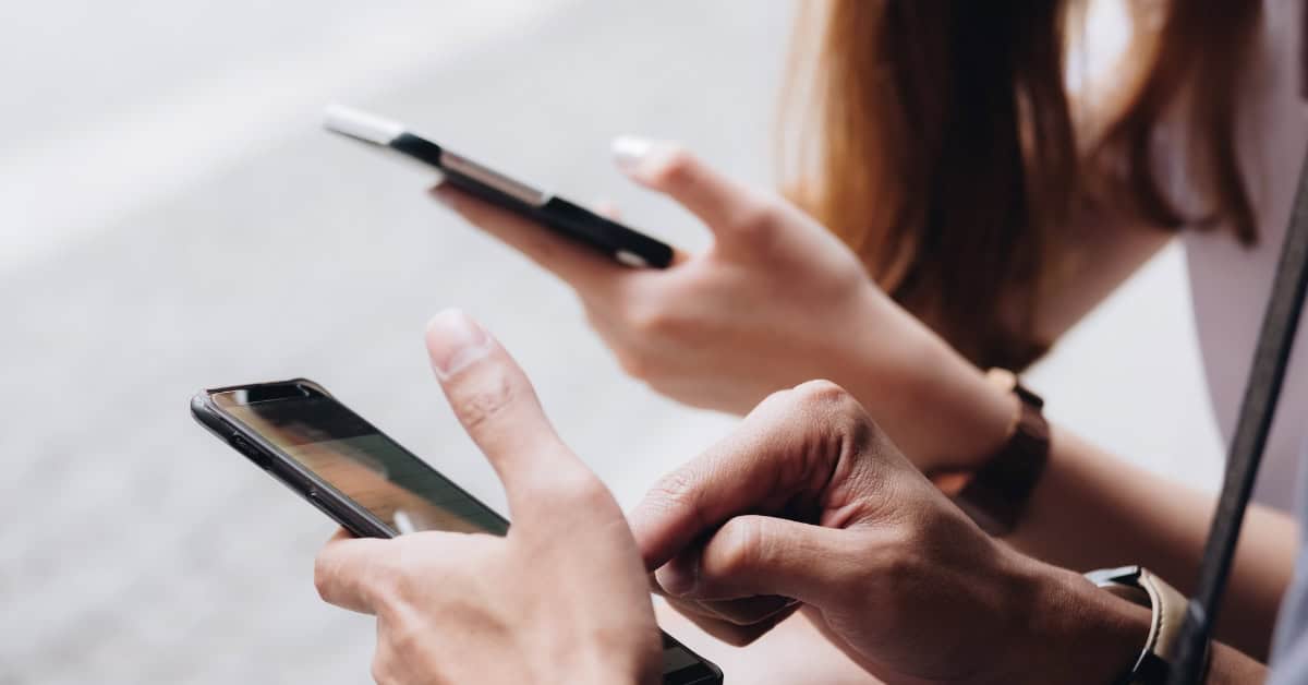 KMU Team mit Business Smartphones